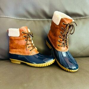 YO KI winter boots, navy and cordovan with fuzzy interior, barely worn EUC